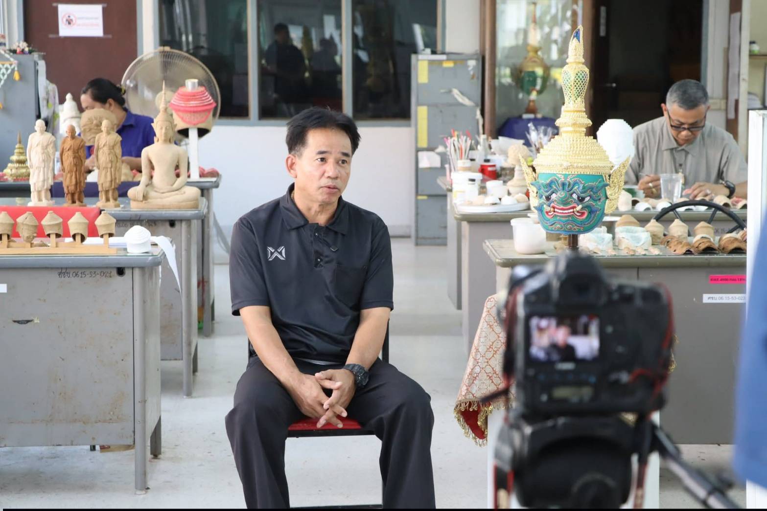 title - ผอ.ศพส. บันทึกเทปให้สัมภาษณ์ พระราชกรณียกิจอันทรงคุณูปการของสมเด็จพระนางเจ้าสิริกิติ์ พระบรมราชินีนาถ พระบรมราชชนนีพันปีหลวง ณ ศูนย์ส่งเสริมและพัฒนาอาชีพเสริมนอกภาคการเกษตร (ศูนย์ศิลปาชีพบางไทรฯ (เดิม))